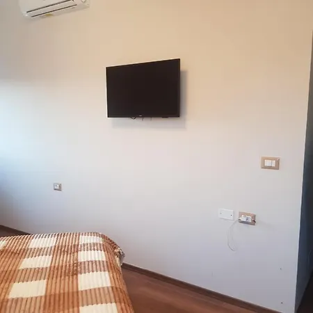 Tirana Rooms 게스트하우스 4*