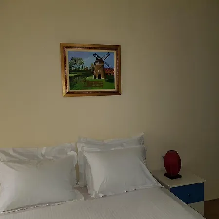 Tirana Rooms בית הארחה 4*