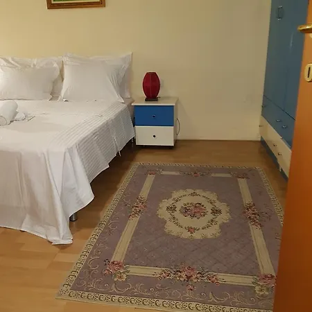Tirana Rooms 게스트하우스 4*