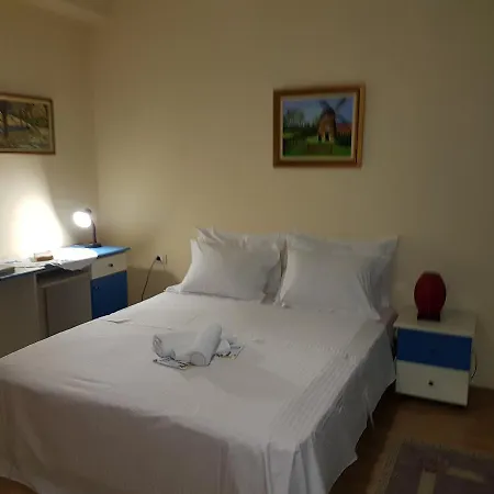 Tirana Rooms בית הארחה 4*